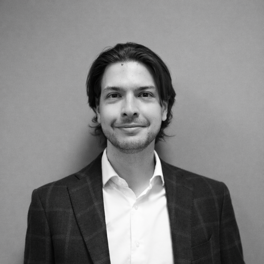 Project leader dello studio, è una figura poliedrica e multidisciplinare con esperienza nella progettazione integrata di opere complesse. Tecnico abilitato alla prevenzione incendi, coordina il progetto dal modello alla sua rappresentazione finale, con particolare attenzione alla resa realistica, alla coerenza tecnica e alla qualità complessiva del risultato.