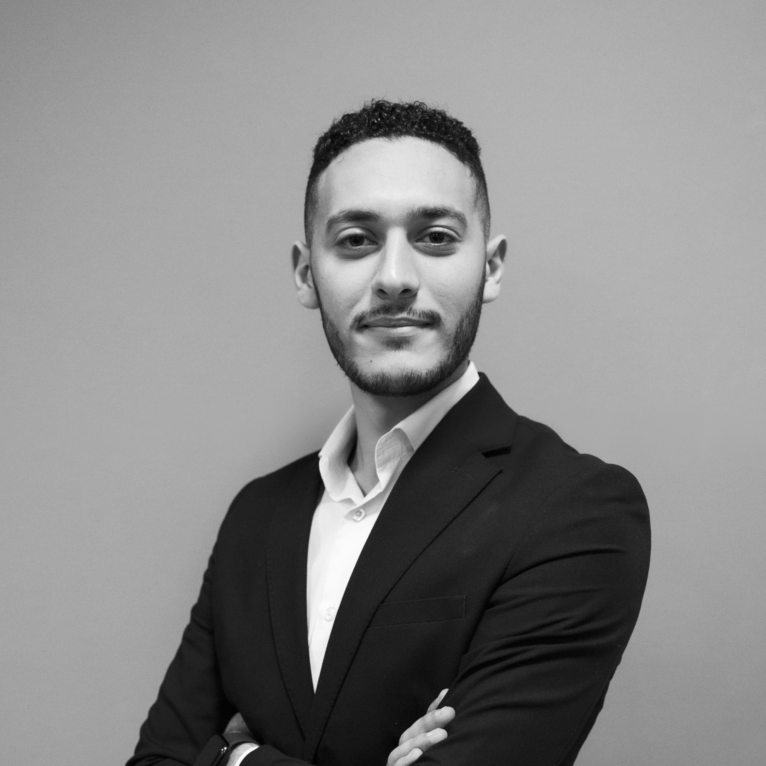 Tecnico abilitato al ruolo di coordinatore della sicurezza in fase di progettazione ed esecuzione, affianca competenze operative a una solida formazione digitale. Ha conseguito il corso di Digital Construction Manager in Historical Buildings, approfondendo i temi della progettazione BIM ed alla gestione della cantierizzazione.